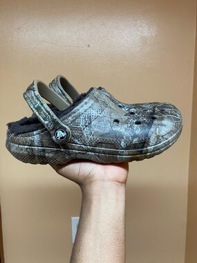 Crocs Classic Comfort X Realtree Edge Brown Faux Fur Lined Camouflage Clogs